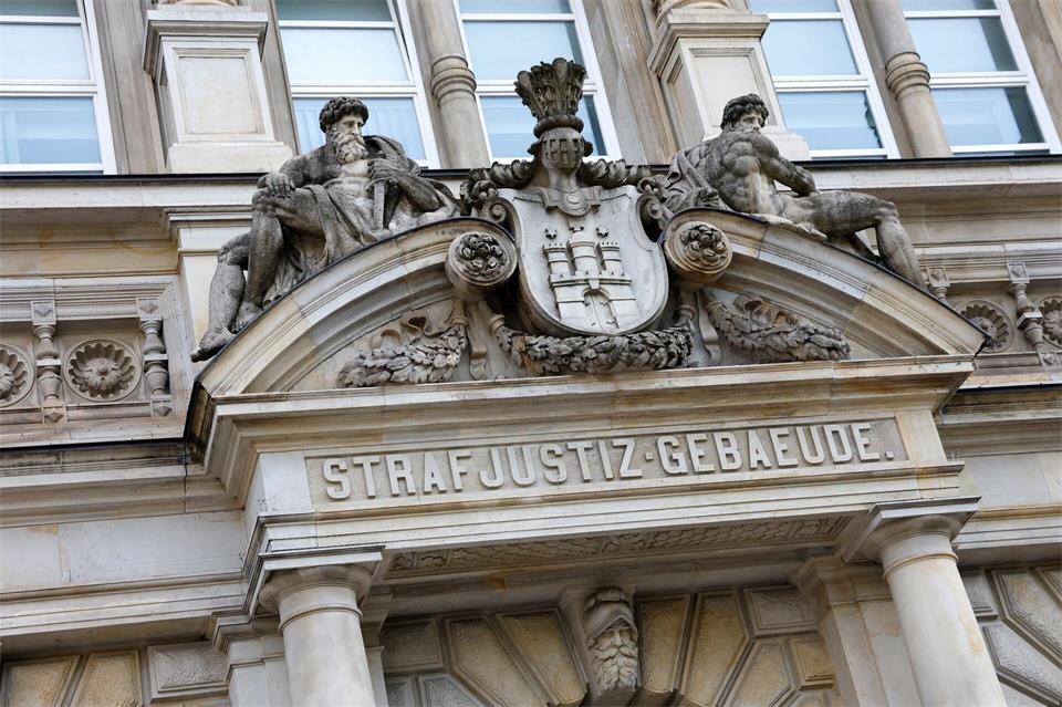 Das Landgericht Hamburg hat einen Angeklagten wegen Beihilfe zum Drogenhandel zu sechseinhalb Jahren Haft verurteilt. (Symbolbild)Georg Wendt/dpa