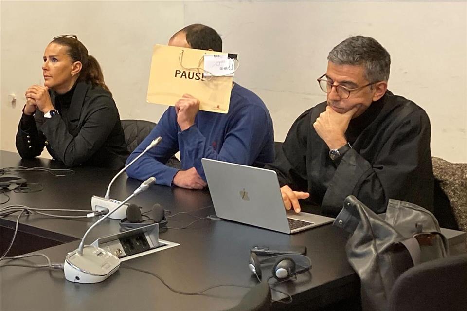 Das Landgericht Hamburg hat einen Messerangriff in einer Flüchtlingsunterkunft als versuchten Mord bewertet und den Angeklagten zu gut fünf Jahren Haft verurteilt. Bernhard Sprengel/dpa