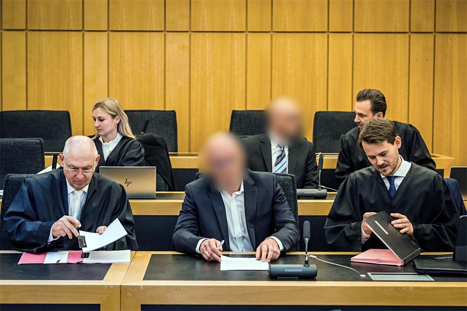 Das Landgericht Münster hat zwei Männer aus Oelde, hier beim Prozessauftakt, zu Haftstrafen verurteilt. (Archivbild)Lars Berg/dpa