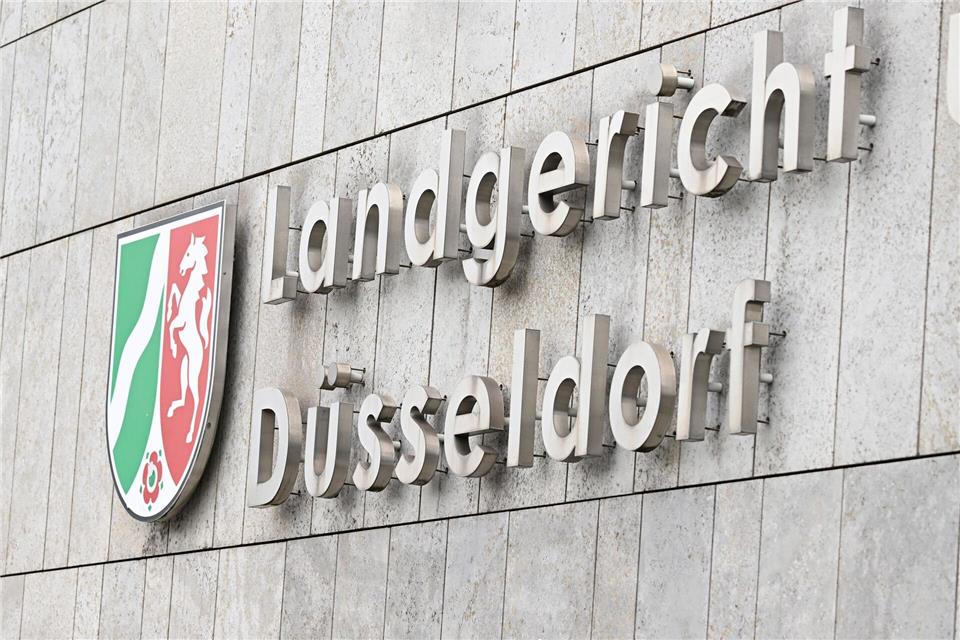 Das Landgericht hat drei Männer aus Köln und Leverkusen wegen eines großangelegten Drogenhandels zu langjährigen Haftstrafen verurteilt. (Symbolbild)Roberto Pfeil/dpa