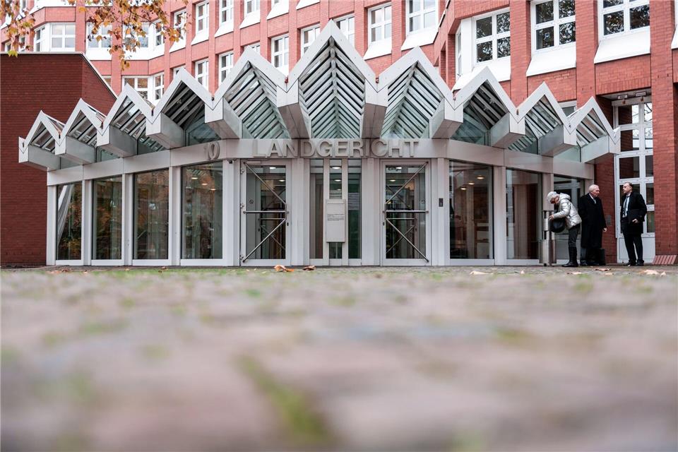 Das Landgericht hat einen 35-Jährigen unter anderem wegen zweifacher Vergewaltigung schuldig gesprochen. (Symbolbild)Fabian Strauch/dpa