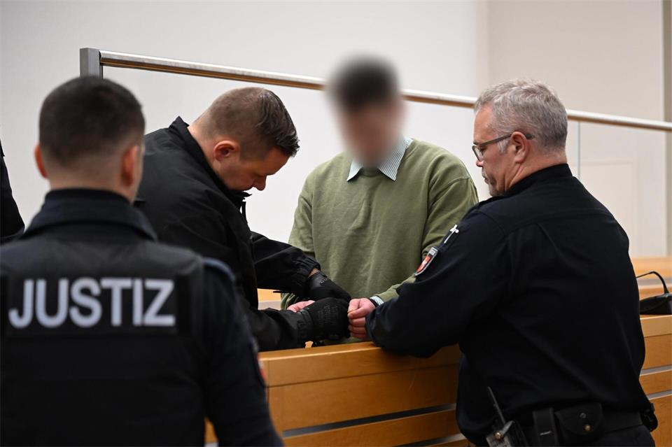 Das Landgericht hatte den Angeklagten im Januar unter anderem wegen schwerer Vergewaltigung in zwei Fällen, Vergewaltigung, Brandstiftung und versuchter besonders schwerer Brandstiftung verurteilt. (Archivbild)Shireen Broszies/dpa
