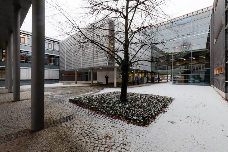 Das Landgericht verhängt lebenslang und Sicherungsverwahrung für einen 38-jährigen Mann wegen Mordes. (Archivbild)Michael Reichel/dpa