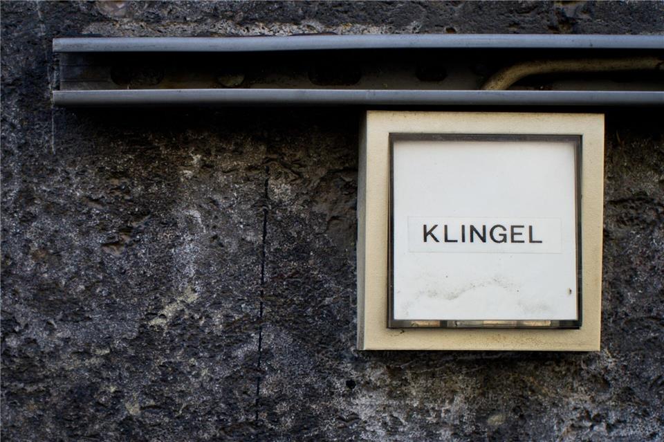 Das Landratsamt im Landkreis Eichsfeld warnt vor Betrügern, die sich als Mitarbeiter des Jugendamts ausgeben. (Symbolbild)picture alliance / dpa