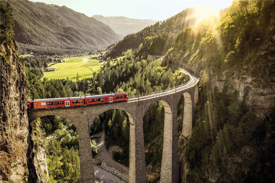Das Landwasserviadukt ist eine 65 hohe und 136 Meter lange architektonische Meisterleistung und Teil des Unesco-Erbes.Rob Lewis/Schweiz Tourismus/dpa-tmn
