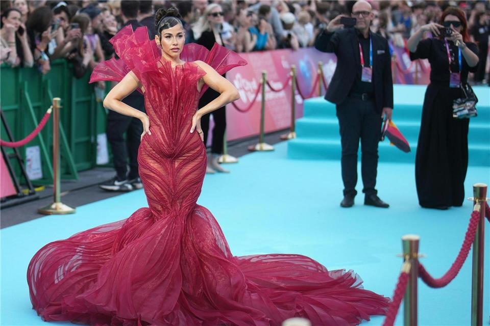 Das Lange Kleid von Sarah Engels war nicht immer einfach zu bändigen.Georg Hochmuth/APA/dpa