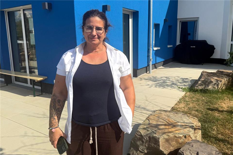 „Das Leben hat aufgehört in dem Augenblick“, sagt Ulrike Uselli über die Flutnacht. Sie war früher Friseurin, heute arbeitet sie in der Lebenshilfe in Sinzig.Mona Wenisch/dpa