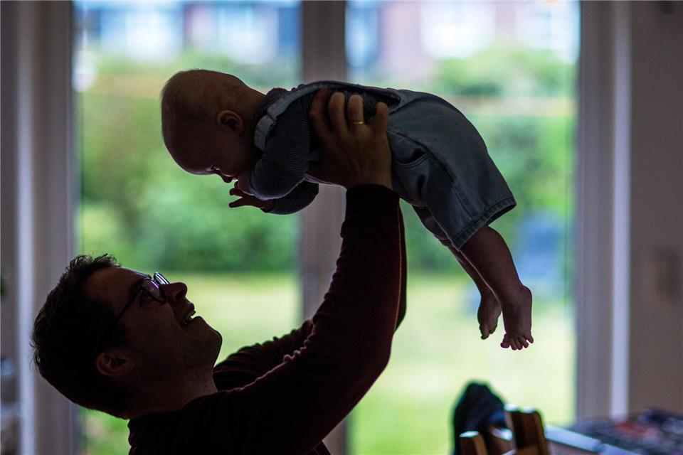 Das Leben hat verschiedene Phasen - das spiegelt sich auch im Gehirn wider. (Archivbild)Jens Büttner/dpa