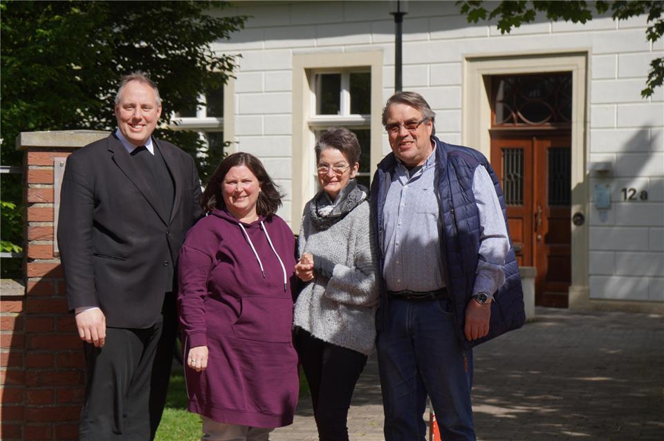 Das Leitungsteam des Pastoralen Raums Gescher - Reken - Velen steht: (v.l.) Pastor Hendrik Wenning (Gescher), Pastoralreferentin Lena Glenz (Reken) und die Ehrenamtlichen Barbara Richter-Hoffschlag (Velen) und Egbert Kock (Gescher) planen für das kommende Jahre mehrere Vernetzungstreffen für die einzelnen Gruppen und Gremien der drei Pfarreien.