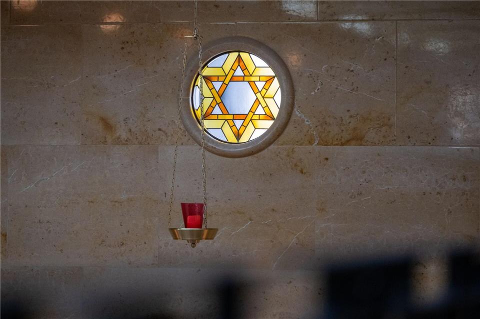 Münchner Bauhaus-Synagoge wieder eröffnet Das Licht spielt in dem Bau mit den bunten Wänden und den farbigen Glasfenstern eine besondere Rolle.Leonie Asendorpf/dpa