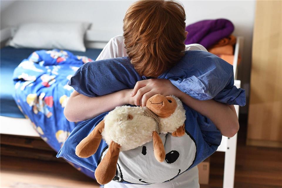 Das Lieblingskuscheltier kommt mit: Es kann Trost spenden, falls doch Heimweh aufkommt.Jens Kalaene/dpa-Zentralbild/dpa-tmn