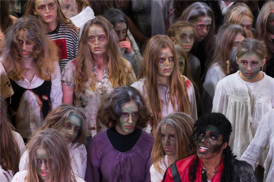 150 Zombies tanzen zu „Thriller“ im Hamburger Hauptbahnhof  Das Lied ist aus den 1980er Jahren. Marcus Golejewski/dpa