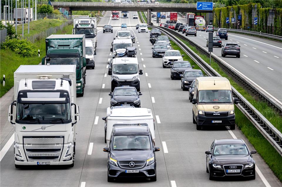 Das Lkw-Fahrverbot wird vorerst ausgesetzt. (Symbolbild)Sina Schuldt/dpa