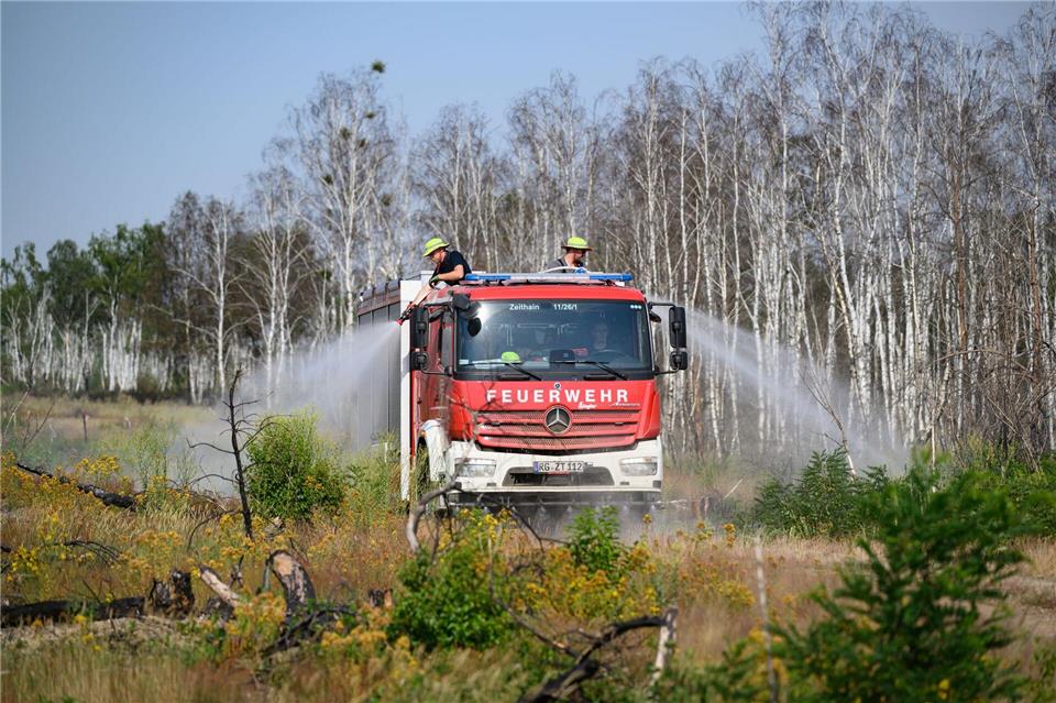 Das Löschen auf dem munitionsbelasteten Gelände in der Gohrischheide ist schwierig. Robert Michael/dpa