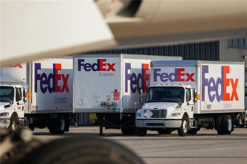 Das Logistikunternehmen Fedex fordert eine Rückzahlung von Zöllen, die als unrechtmäßig eingestuft wurden. (Archivbild)Soeren Stache/dpa
