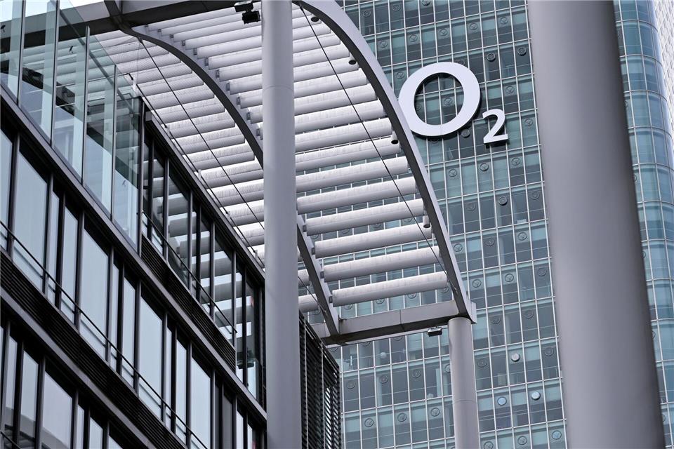 Das Logo bleibt zwar groß hängen an der Münchner Deutschlandzentrale, die Gesamtzahl der Belegschaft wird aber kleiner. (Archivbild)Sven Hoppe/dpa