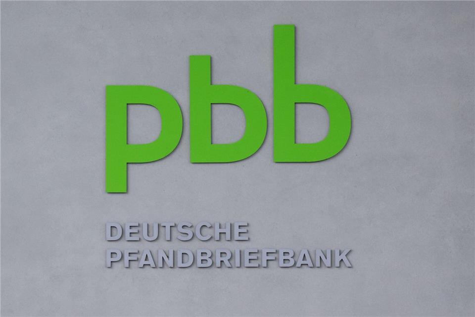 Das Logo der Deutschen Pfandbriefbank. Die Finanzierung von Gewerbeimmobilien ist seit Jahren ein schwieriges Geschäft, der Irankrieg bedeutet einen neuerlichen Dämpfer. (Symbolbild)Sven Hoppe/dpa