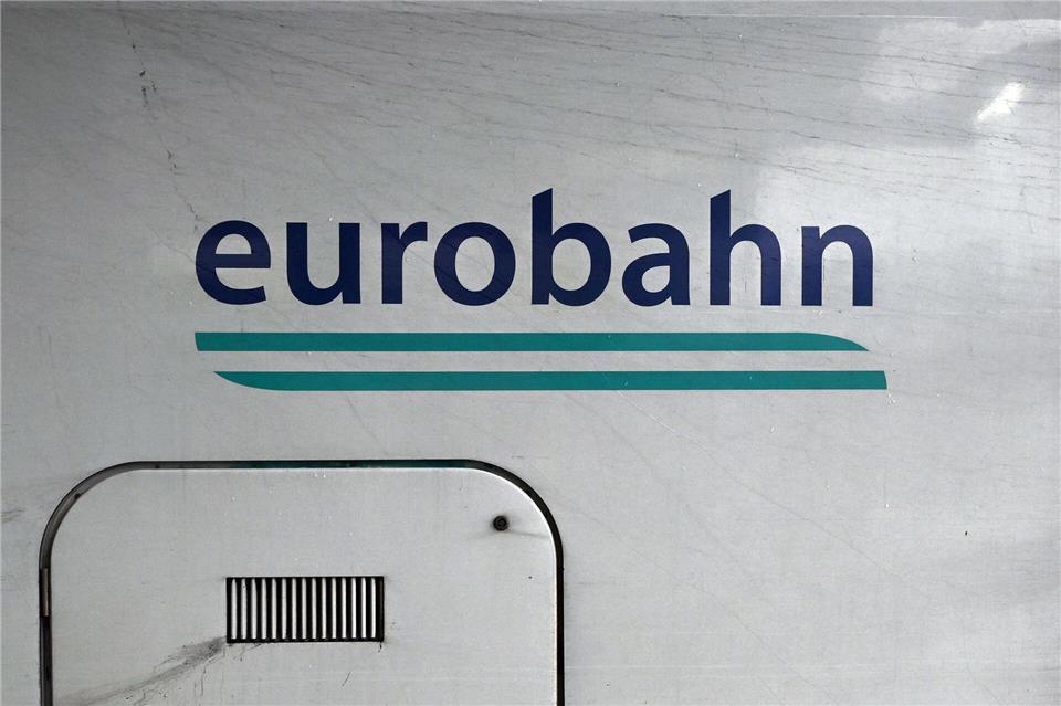 Das Logo der Eurobahn wird auch künftig an vielen Bahnhöfen zu sehen sein.Federico Gambarini/dpa