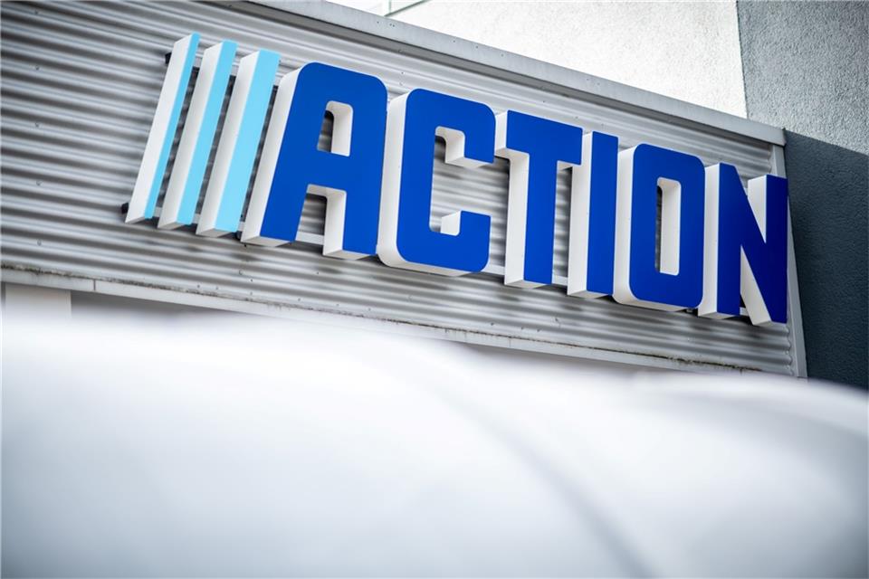 Das Logo der Firma Action hängt am Eingang der Filiale.