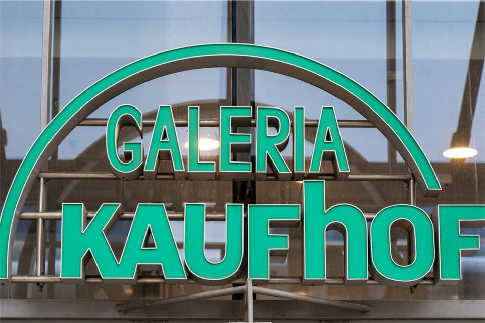 Galeria-Zentrale: Ab Anfang 2025 nach Düsseldorf umziehen Das Logo der Galeria Kaufhof in Chemnitz.