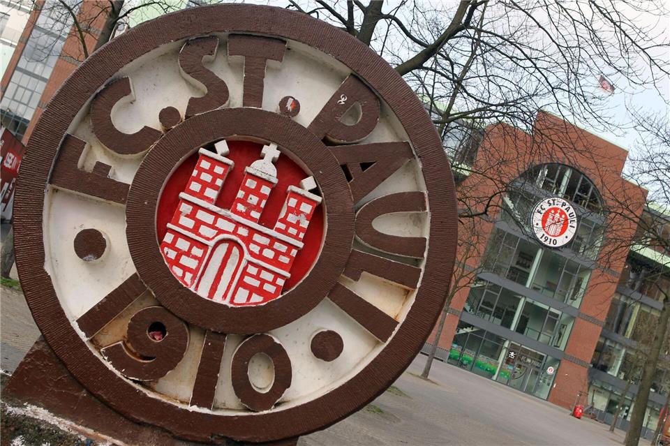 Das Logo des FC St. Pauli vor dem Millerntor-Stadion. (Archivbild)picture alliance / dpa