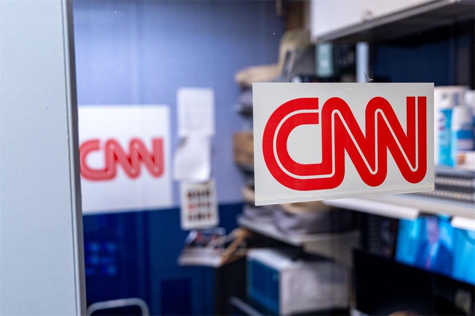 Das Logo des Senders CNN ist am Weißen Haus zu sehen.Alex Brandon/AP/dpa