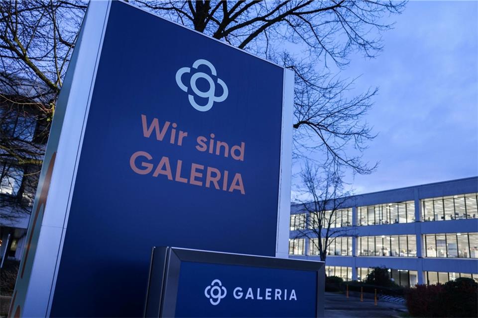 Das Logo des Warenhauskonzerns Galeria Karstadt Kaufhof auf einem Schild vor der Zentrale des Unternehmens.