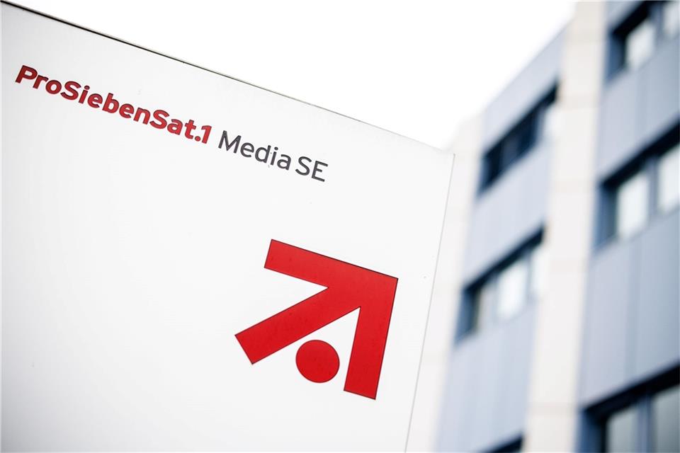 Das Logo und der Schriftzug der „ProSiebenSat.1 Media SE“ im bayerischen Gewerbegebiet Unterföhring vor einem Gebäude des Unternehmens.
