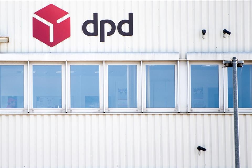 Das Logo von DPD ist an der Außenwand eines Depots des Paketdienstleisters zu sehen.