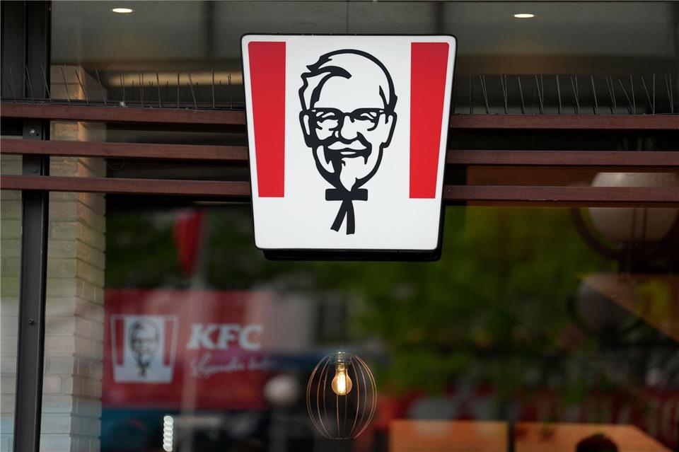Das Logo von Kentucky Fried Chicken.Marcus Brandt/dpa