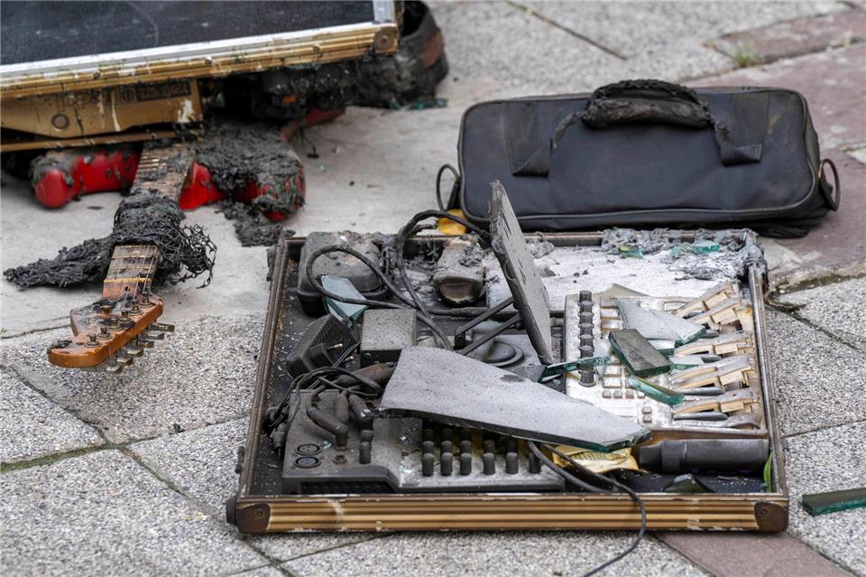 Das Lokal brannte lichterloh - eine rote Gitarre und ein Mischpult liegen völlig verkohlt am Boden.Adryel Talamantes/ZUMA Press Wire/dpa