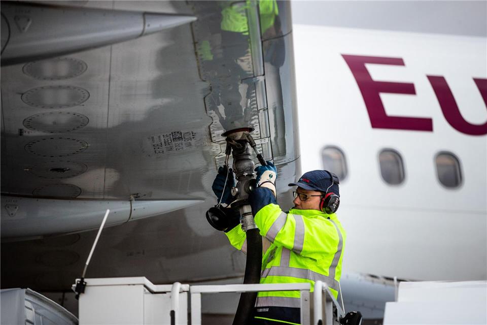 Das Luftfahrtbundesamt soll künftig überwachen, dass dem Flugbenzin ausreichend nachhaltige Kraftstoffe beigemischt werden. Christoph Schmidt/dpa
