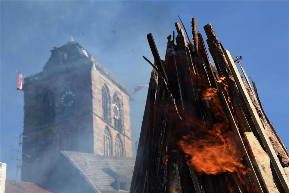 Das Lullusfest ist nach Angaben der Stadt Bad Hersfeld Deutschland ältestes Volksfest und reicht bis ins Jahr 852 zurück. Höhepunkt ist das Entzünden des Lullusfeuers. (Archivfoto)picture alliance / dpa