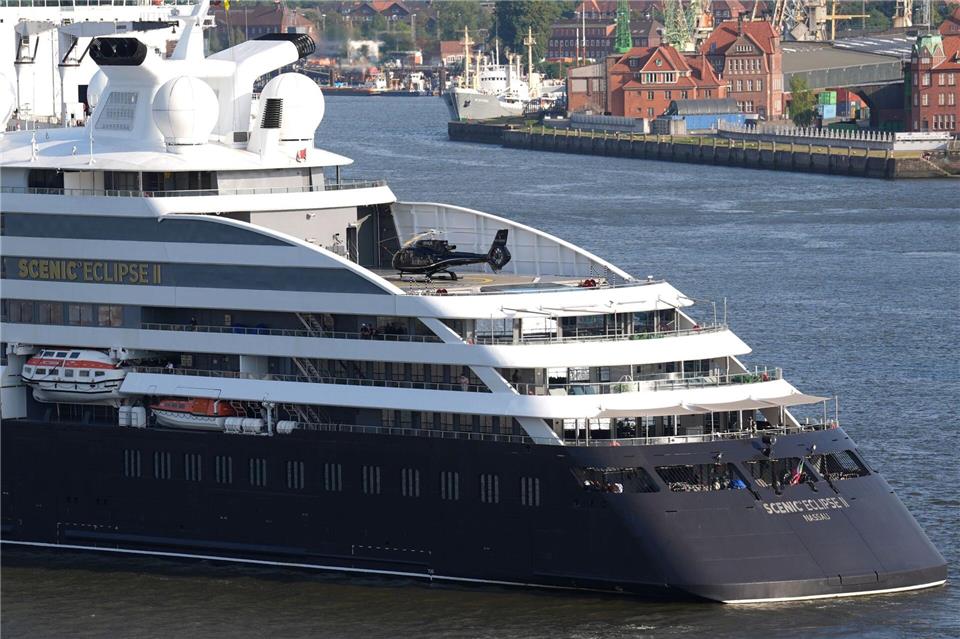 Das Luxus-Kreuzfahrtschiff hält erstmals in Hamburg.Marcus Brandt/dpa