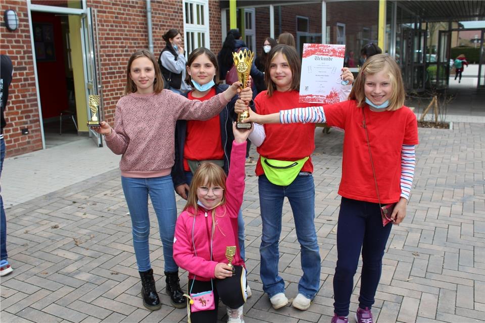 Das Mädchen-Schachteam der Marienschule Heiden ist Landesmeister bei den Grundschulen.