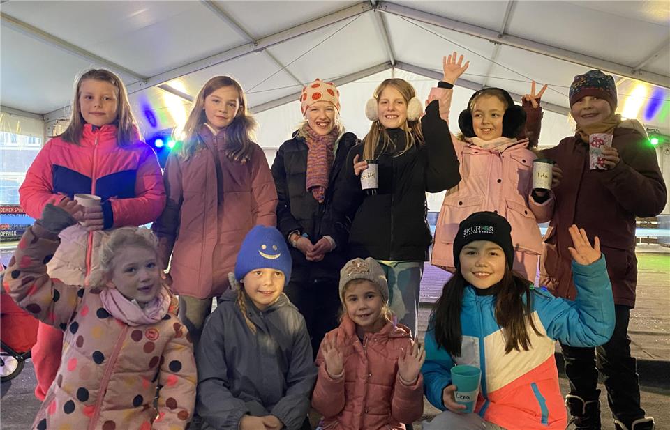 Das Mädelsteam „Frozen B-Day“ hat beim Eisstockschießen den Geburtstag von Louise Enning (oben, 3. von links) gefeiert.
