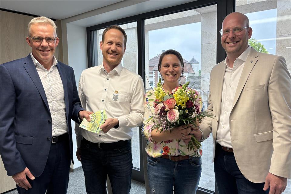 Das Marbecker Königspaar Philip Demey und Katrin Bente freut sich über den Titel und 500 Euro für die Thronkasse. Hubert Buß, Regionalleiter der Sparkasse Westmünsterland in Borken (links), und Daniel Thesing, Verkaufsleiter der Borkener Zeitung, überreichen den Gewinn.