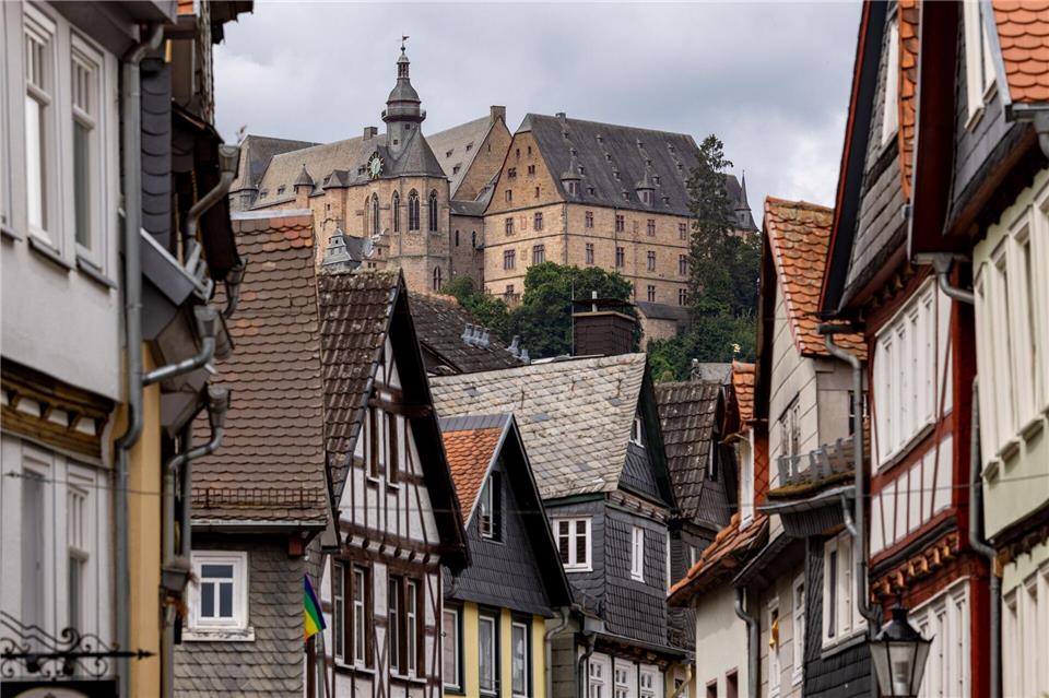 Das Marburger Schloss gehört zu Hessens Tourismusmagneten. (Archivbild) Christian Lademann/dpa
