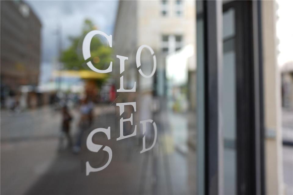 Das Markenlogo ist auf einem Schaufenster zu sehen. (Archivbild)Marcus Brandt/dpa