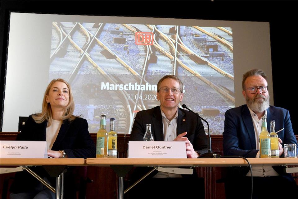 Das Marschbahn-Treffen auf Sylt war mit Ministerpräsident Daniel Günther und DB-Chefin Evelyn Palla prominent besetzt. Lea Albert/dpa