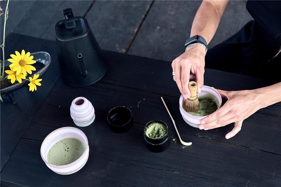 Der Matcha-Boom: Vorreiterin setzt auf deutschen Teeanbau Das Matcha-Pulver wird mit Wasser und einem Besen schaumig geschlagen. Michael Ukas/dpa