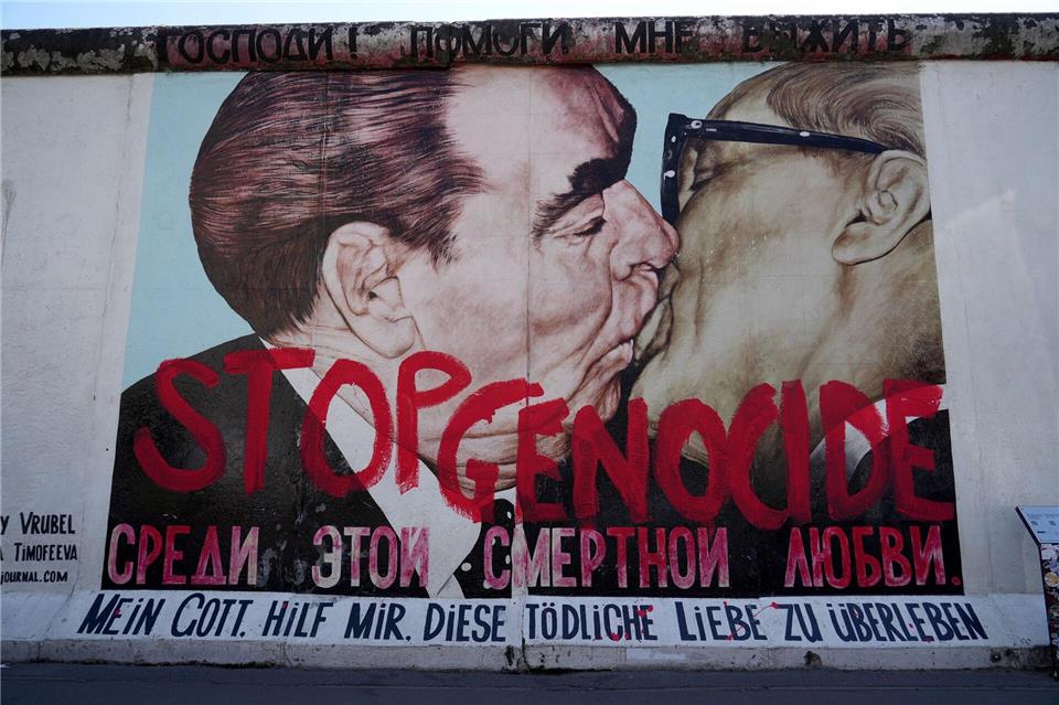 Das Mauerbild „Bruderkuss“ gehört zu den bekanntesten Motiven an der   East-Side-Gallery in Berlin-Friedrichshain. Manuel Genolet/dpa