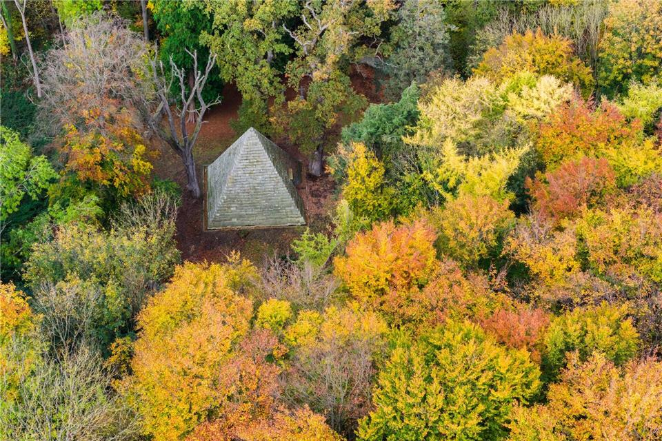 Bilder des Tages  Das Mausoleum des Grafen Ernst zu Münster steht zwischen herbstlichen Bäumen am Laves-Kulturpfad im Landkreis Hildesheim.Julian Stratenschulte/dpa