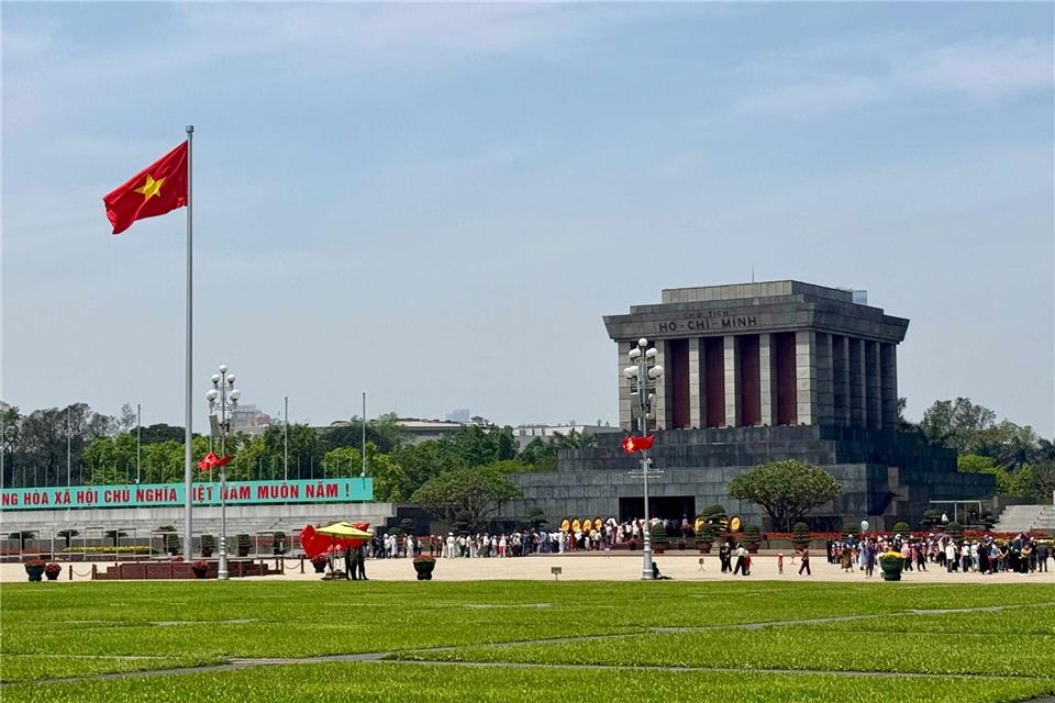 Das Mausoleum von Vietnams Staatsgründer Ho Chi Minh lockt zahlreiche Besucher - das Land ist eine sozialistische Republik, die Kommunistische Partei regiert als Einheitspartei.Carola Frentzen/dpa