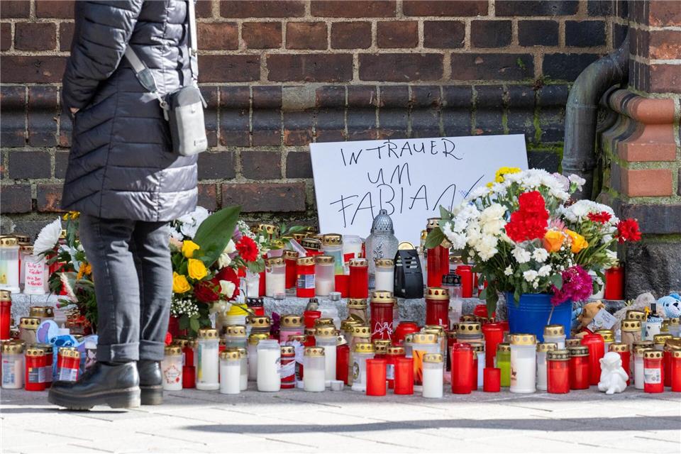 Kein Verdächtiger im Fall Fabian: Druck auf Ermittler wächst Das Meer an Kerzen vor der Güstrower Pfarrkirche wächst noch immer.Stefan Sauer/dpa