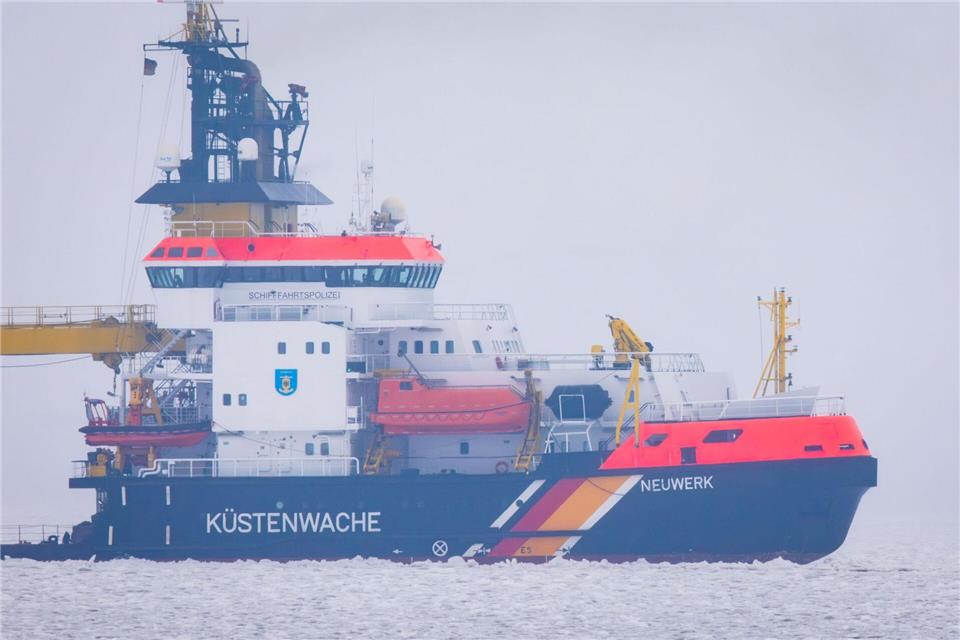 Das Mehrzweckschiff „Neuwerk“ hat einen Schaden an einem der Hauptgeneratoren. (Archivbild) Jens Büttner/dpa