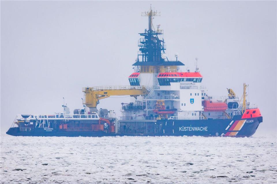 Das Mehrzweckschiff „Neuwerk“ während des Einsatzes bei Rügen. (Archivbild) Jens Büttner/dpa