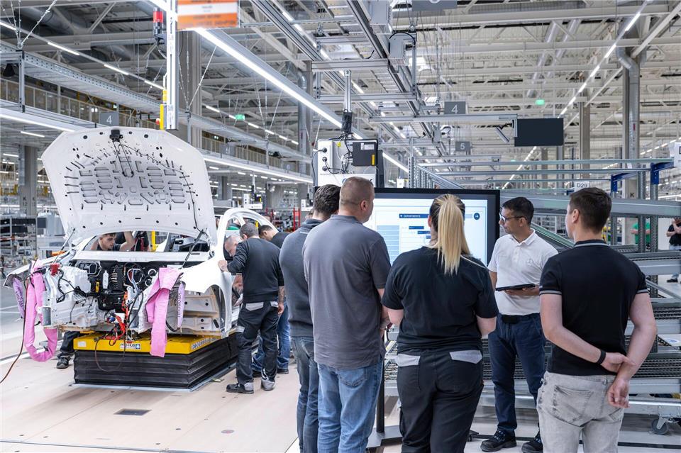 Das Mercedes-Werk in Ungarn hat eine Jahreskapazität von bis zu 400.000 Fahrzeugen. Mercedes-Benz AG/dpa