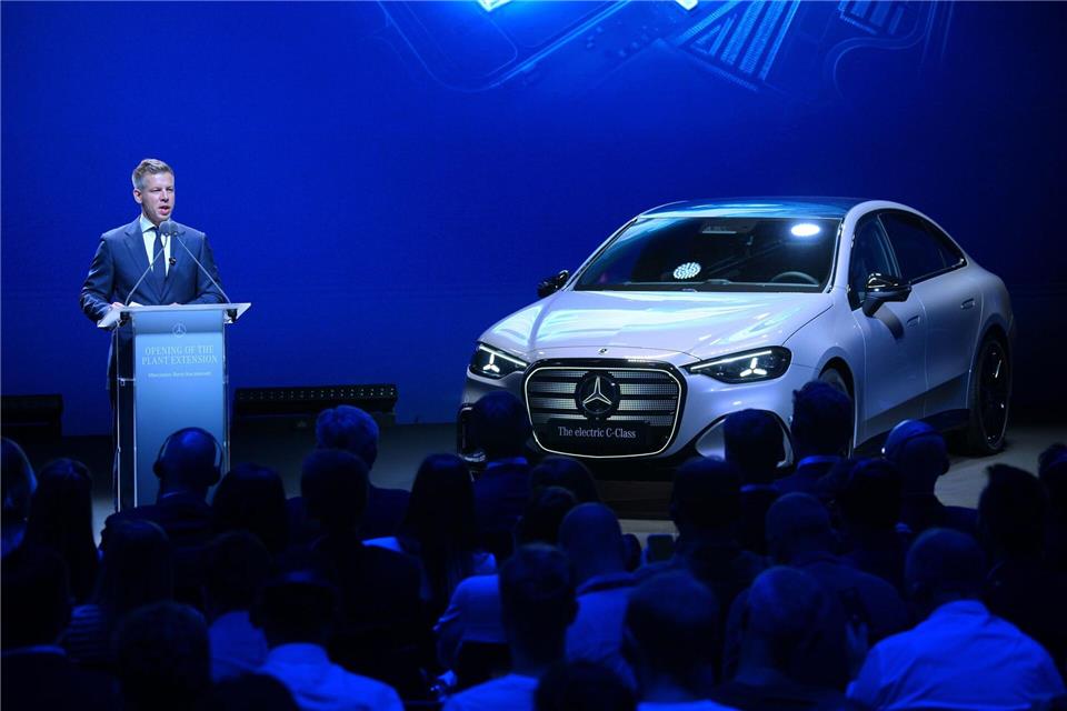 Das Mercedes-Werk ist für Ungarns Regierungschef ein starkes Symbol für die deutsch-ungarische Zusammenarbeit. Zsolt Szigetvary/MTI via AP/dpa