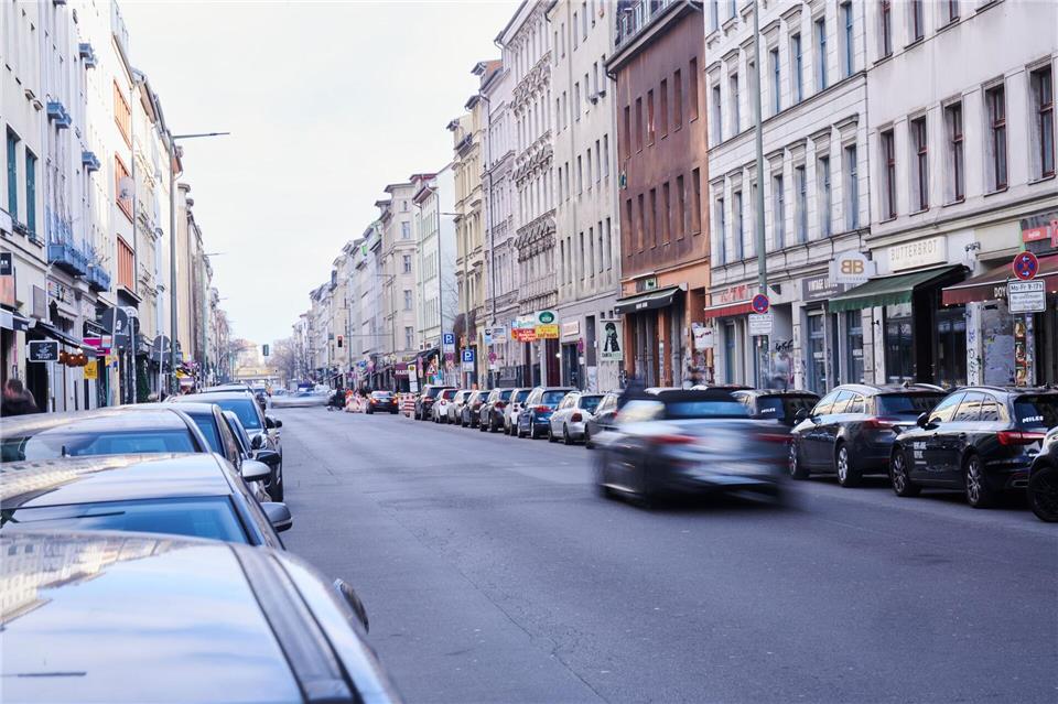 Das Mietshaus befindet sich in der bekannten Oranienstraße mitten im Kneipenkiez von Kreuzberg. (Symbolbild)Annette Riedl/dpa